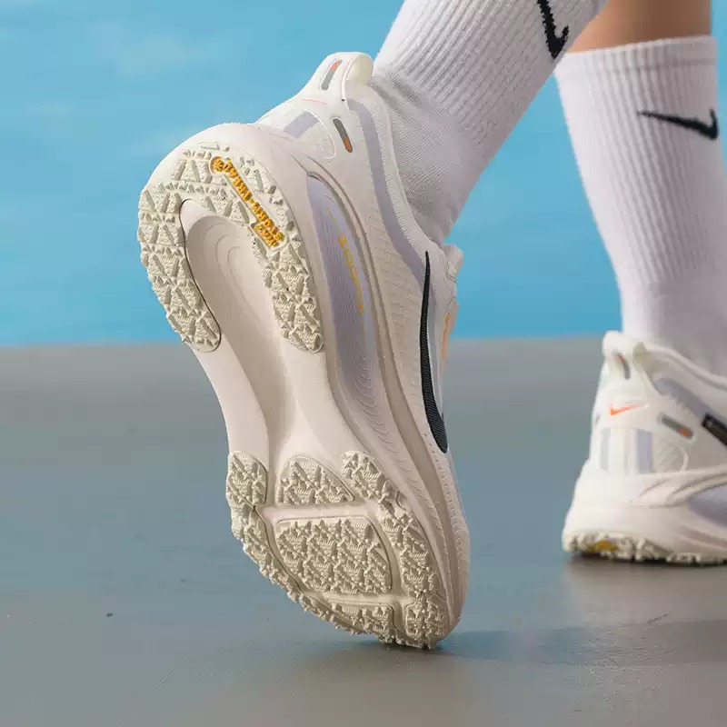 รองเท้าผู้หญิง Nike รุ่นออริจิ - Lightweight Road Running Shoes บทวิจารณ์และราคา